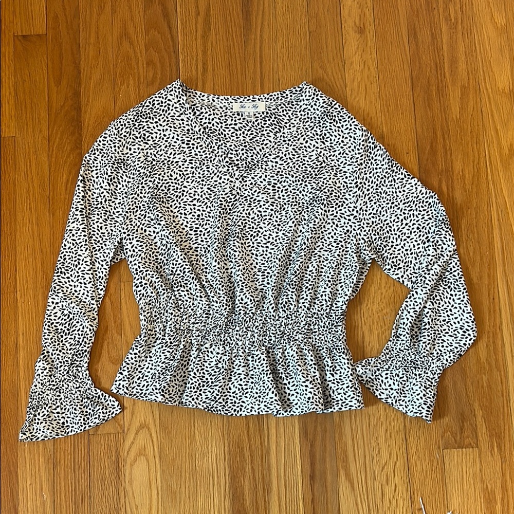 She + Sky V-Neck Patterned Blouse